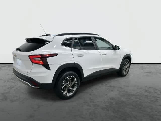 Used 2025 Chevrolet Trax LT w/ LT Convenience Package FWD image 4
