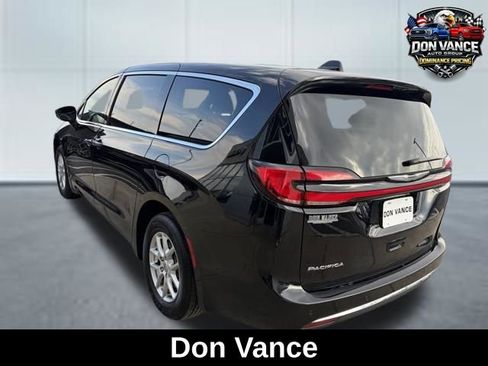 Used 2025 Chrysler Pacifica Select image 3