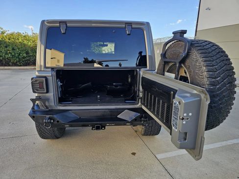 Used 2018 Jeep Wrangler Unlimited Sahara AWD/4WD image 15