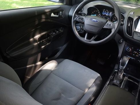 Used 2019 Ford Escape SE FWD image 2