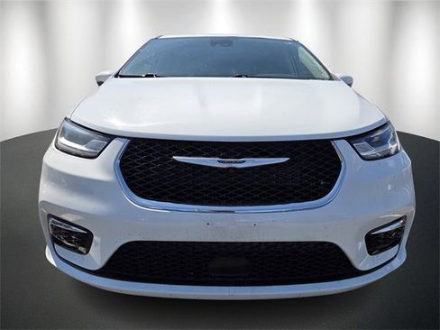 Used 2023 Chrysler Pacifica Touring-L image 2