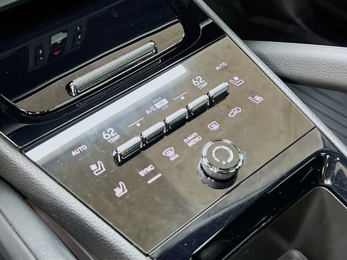 Certified 2025 Porsche Cayenne E-Hybrid Coupe AWD/4WD image 18