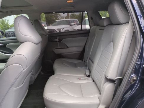 Used 2023 Toyota Highlander XLE FWD image 13
