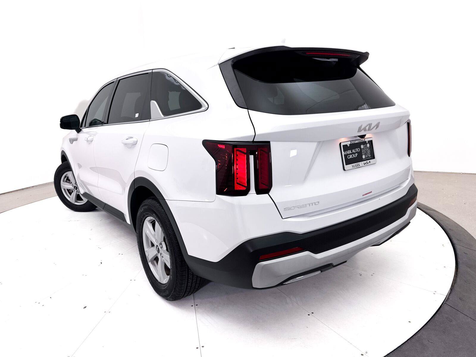 Used 2025 Kia Sorento LX FWD image 6