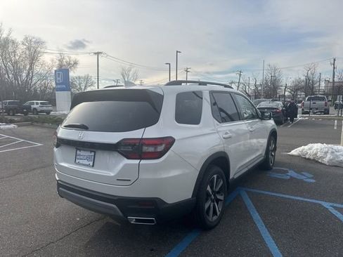New 2025 Honda Pilot Touring image 8