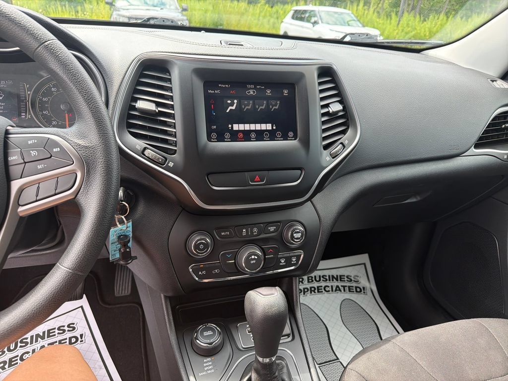 Used 2019 Jeep Cherokee Latitude w/ Popular Appearance Group AWD/4WD image 18