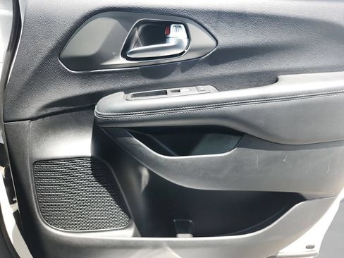 Used 2025 Chrysler Pacifica Select FWD image 24