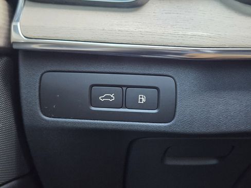 Certified 2025 Volvo XC90 T8 Plus w/ Protection Package Premier image 31