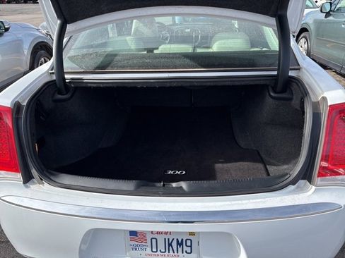 Used 2017 Chrysler 300 C image 10