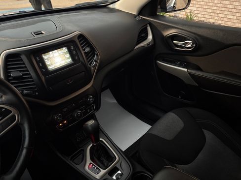 Used 2017 Jeep Cherokee Sport FWD image 15