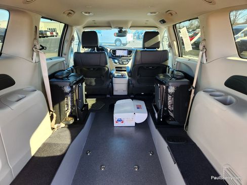 Used 2024 Chrysler Pacifica Touring-L image 33