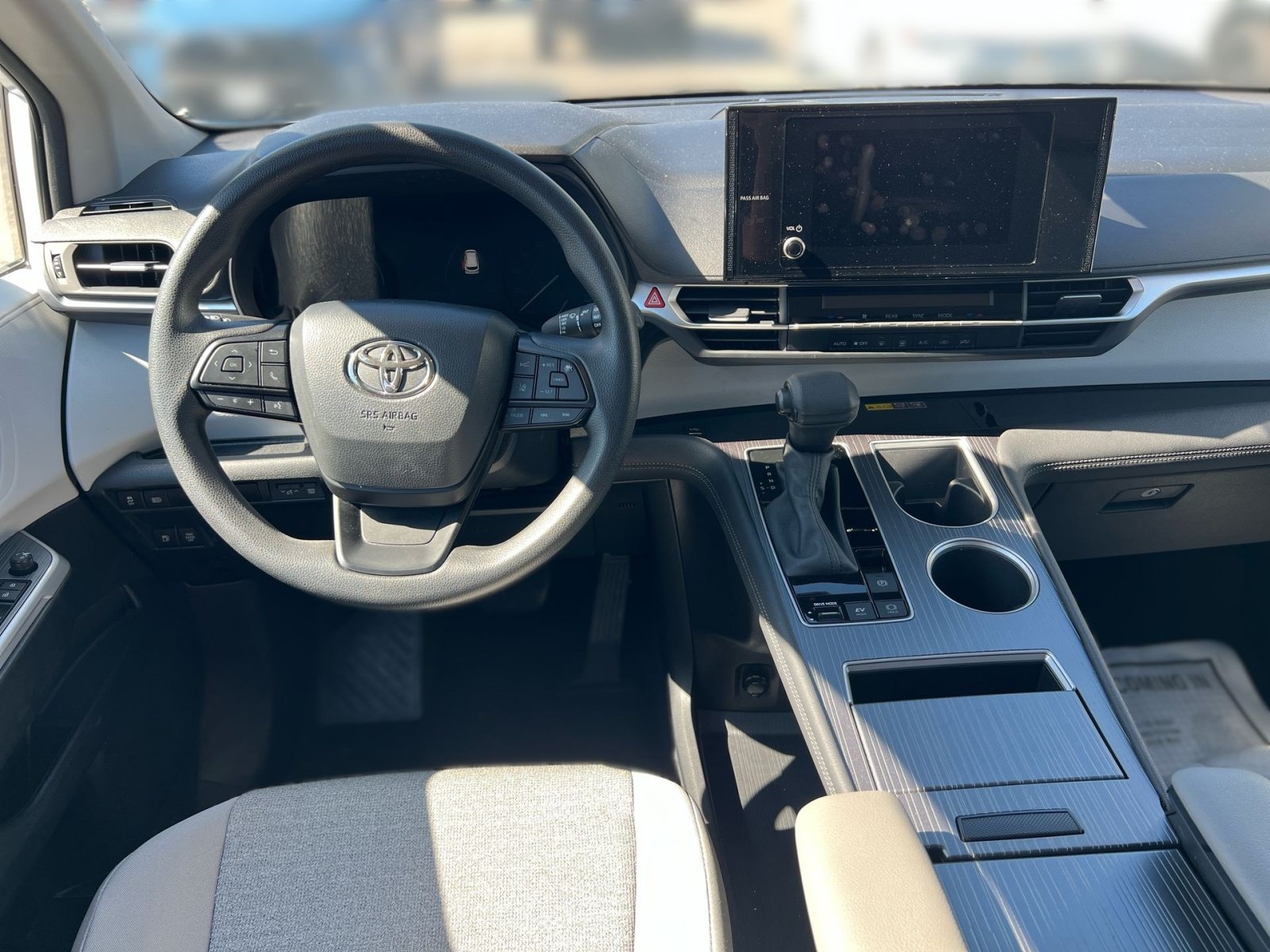 Used 2025 Toyota Sienna LE FWD image 18