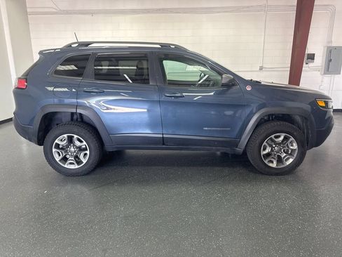 Used 2019 Jeep Cherokee Trailhawk w/ Cold Weather Group AWD/4WD image 3