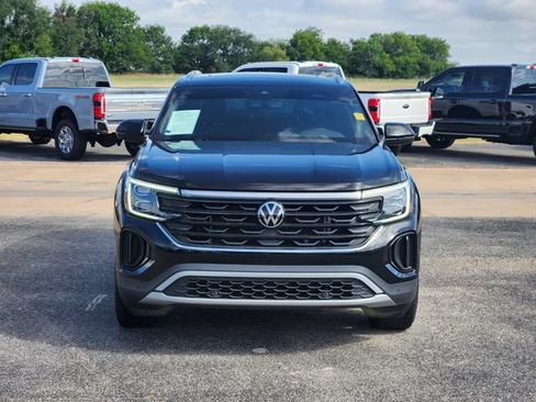 Used 2024 Volkswagen Atlas Cross Sport SE w/ Panoramic Sunroof Package FWD image 2