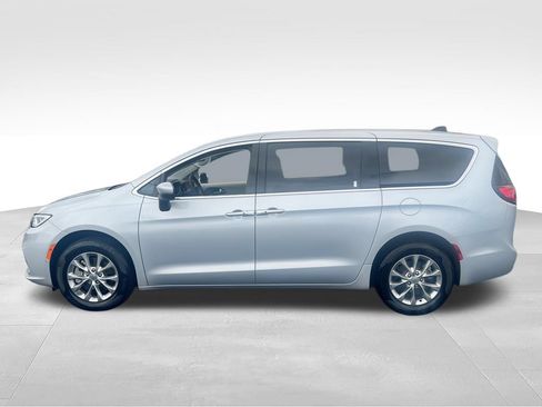Used 2023 Chrysler Pacifica Touring-L AWD/4WD image 5