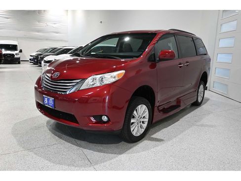 Used 2015 Toyota Sienna XLE Premium FWD image 10