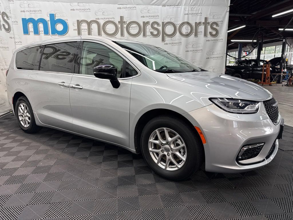 Used 2024 Chrysler Pacifica Touring-L FWD image 10
