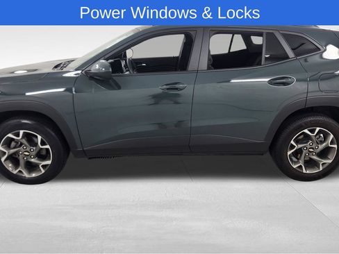 Used 2025 Chevrolet Trax LT FWD image 6