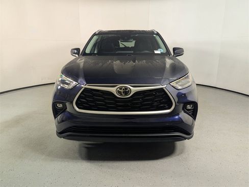 Used 2022 Toyota Highlander XLE image 2