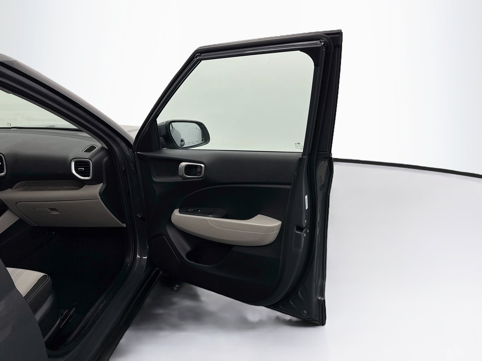 Used 2025 Hyundai Venue SEL FWD image 32