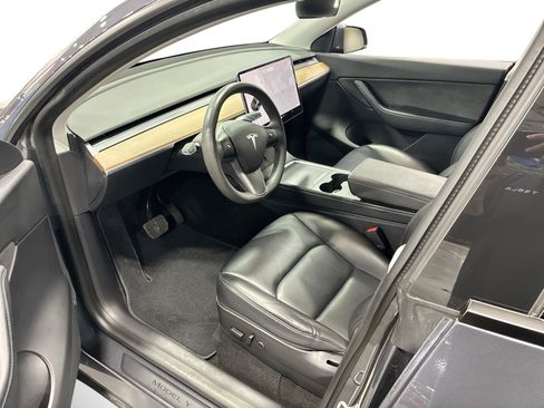 Certified 2021 Tesla Model Y Long Range AWD/4WD image 9