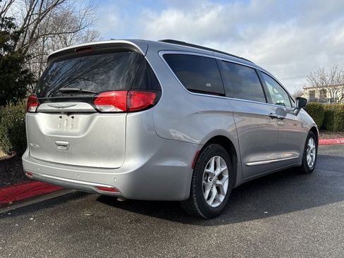 Used 2017 Chrysler Pacifica Touring-L w/ Tire & Wheel Group image 3