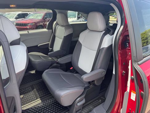 Used 2024 Toyota Sienna XSE AWD/4WD image 9