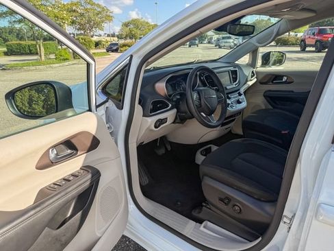 Used 2023 Chrysler Voyager LX FWD image 11
