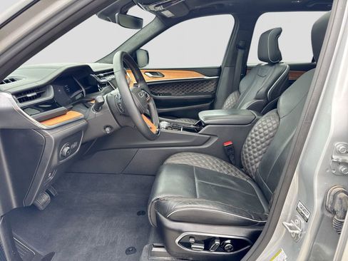 Used 2023 Jeep Grand Cherokee Summit image 3