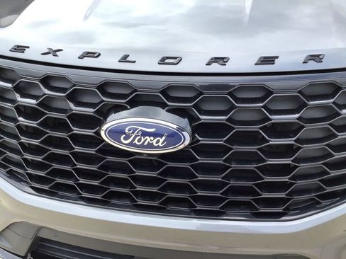 Used 2025 Ford Explorer ST-Line w/ ST-Line Street Pack AWD/4WD image 32