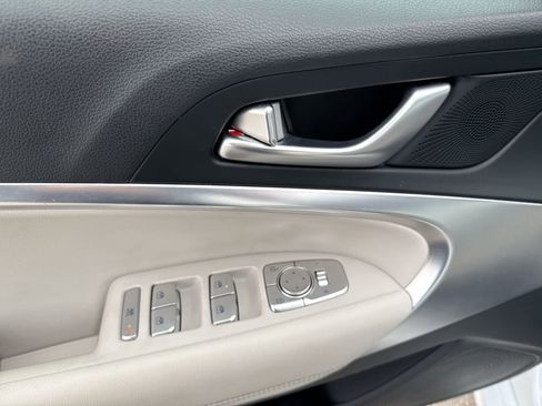 Used 2025 Genesis G70 2.5T image 15