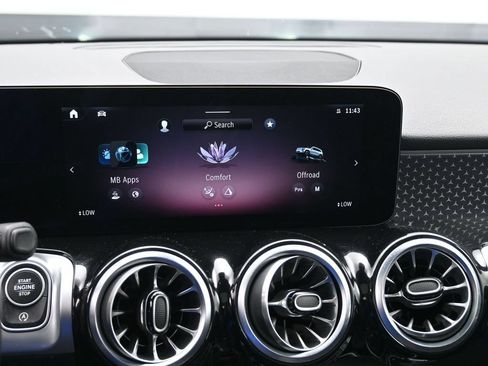 Used 2025 Mercedes-Benz GLB 250 4MATIC image 17