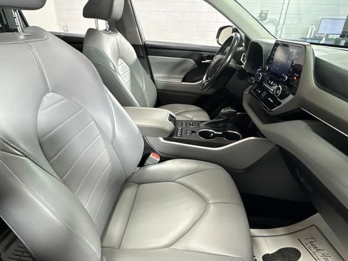 Used 2021 Toyota Highlander XLE AWD/4WD image 30
