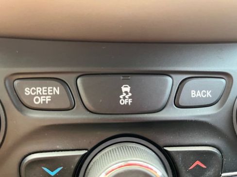Used 2016 Jeep Cherokee Latitude FWD image 28
