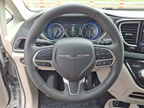 Used 2024 Chrysler Pacifica Touring-L FWD image 21