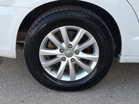 Used 2015 Chrysler Town & Country Limited Platinum image 9