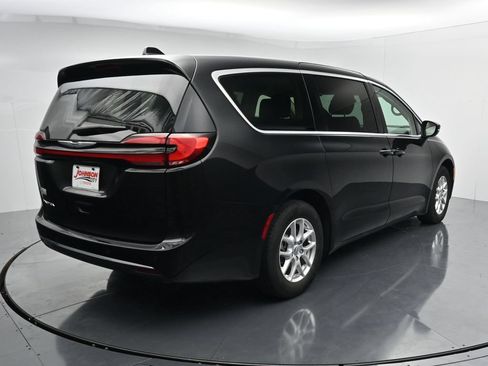 Used 2023 Chrysler Pacifica Touring-L FWD image 7