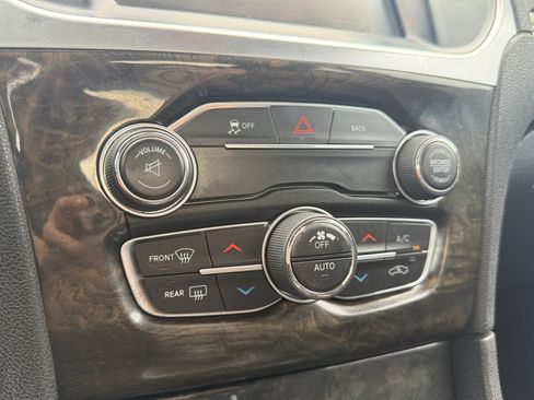 Used 2016 Chrysler 300 C RWD image 20