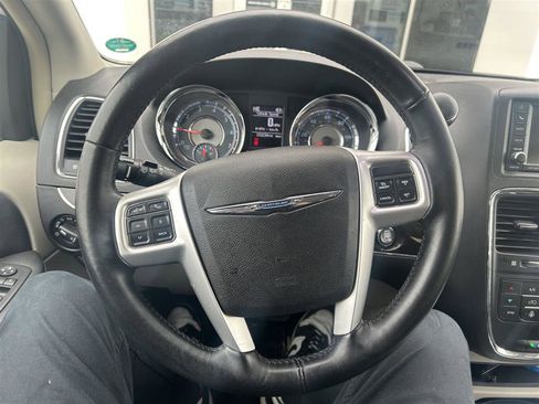 Used 2016 Chrysler Town & Country Touring-L w/ Driver Convenience Group image 6