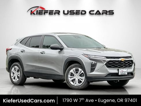 Used 2024 Chevrolet Trax LS FWD image 1