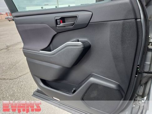 Used 2023 Toyota Highlander LE image 18