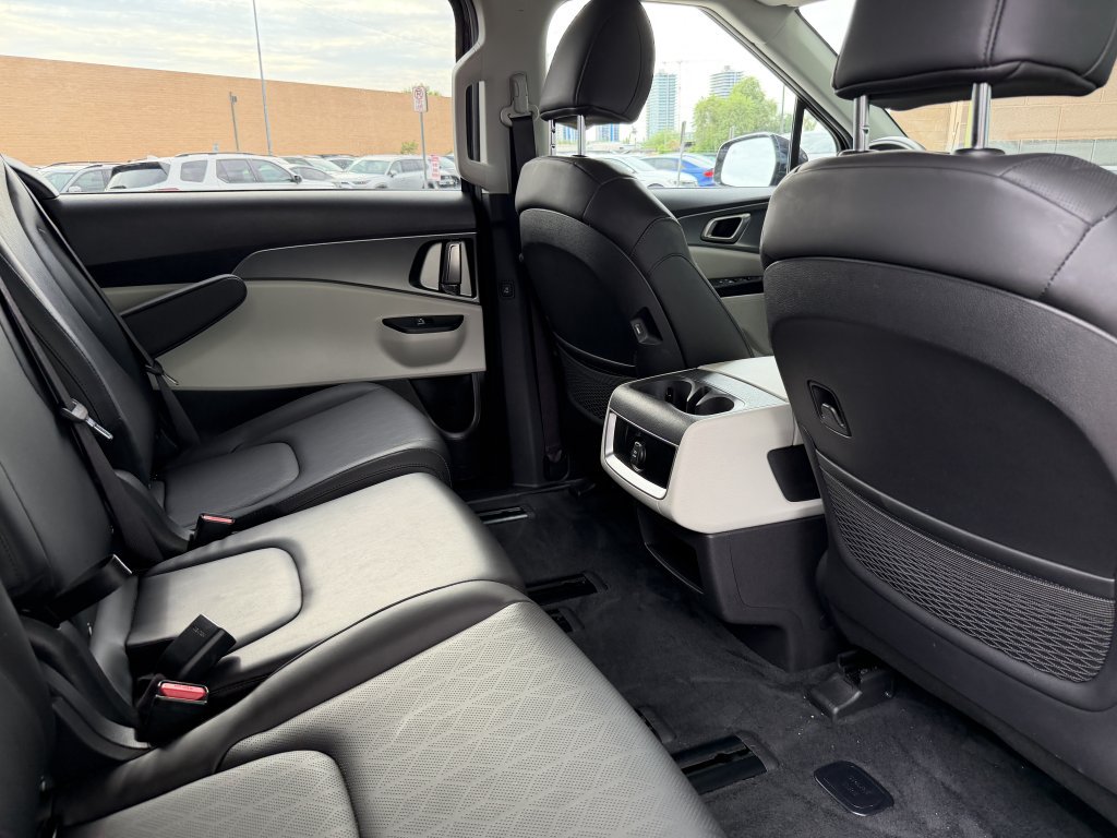 Used 2024 Kia Carnival LX FWD image 41