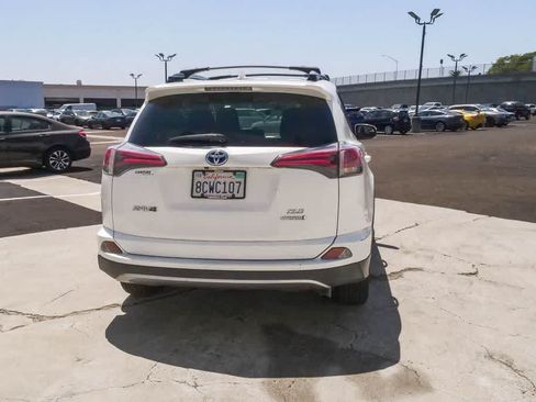 Used 2018 Toyota RAV4 XLE AWD/4WD image 8