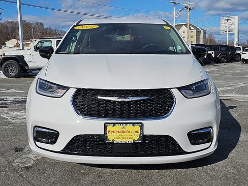 Used 2024 Chrysler Pacifica Touring-L image 2