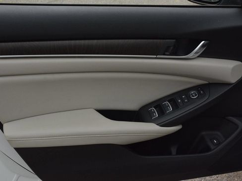 Used 2018 Honda Accord EX image 9