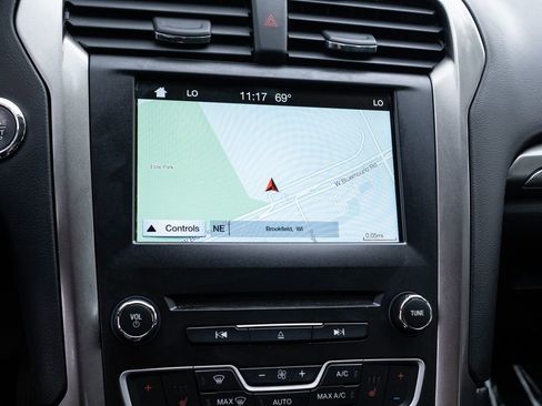 Used 2017 Ford Fusion SE w/ Fusion SE Technology Package image 35