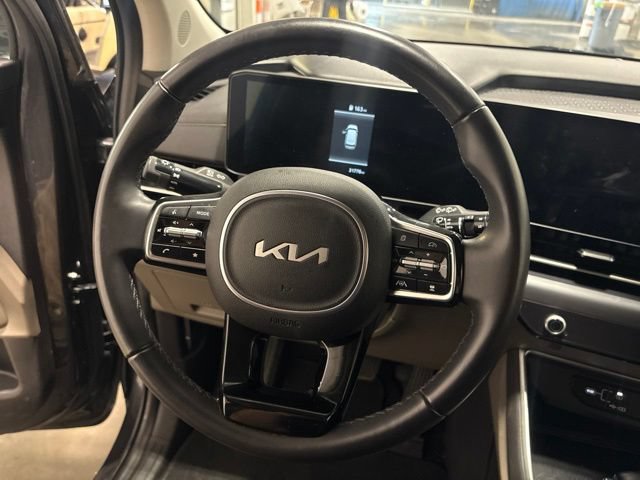 Used 2025 Kia Carnival FWD image 13