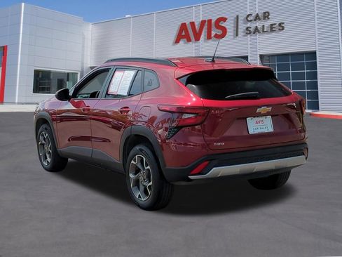 Used 2025 Chevrolet Trax LT w/ LT Convenience Package FWD image 9