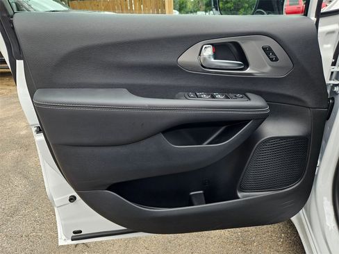 New 2026 Chrysler Pacifica Select image 11