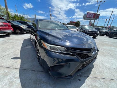 Used 2019 Toyota Camry SE w/ Convenience Package FWD image 2